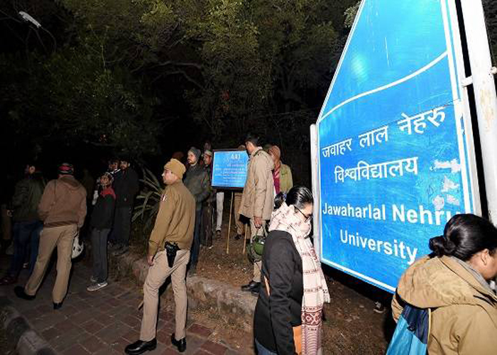 शाम होते ही कैसे JNU बना जंग का मैदान, देखें तस्वीरें शाम होते ही कैसे JNU बना जंग का मैदान, देखें तस्वीरें