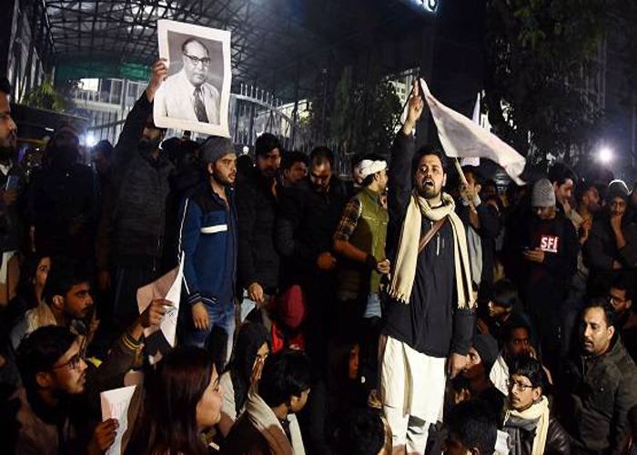 शाम होते ही कैसे JNU बना जंग का मैदान, देखें तस्वीरें शाम होते ही कैसे JNU बना जंग का मैदान, देखें तस्वीरें