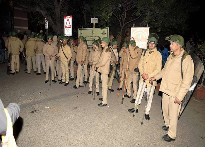 शाम होते ही कैसे JNU बना जंग का मैदान, देखें तस्वीरें शाम होते ही कैसे JNU बना जंग का मैदान, देखें तस्वीरें