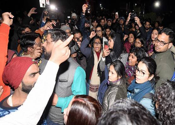 शाम होते ही कैसे JNU बना जंग का मैदान, देखें तस्वीरें शाम होते ही कैसे JNU बना जंग का मैदान, देखें तस्वीरें