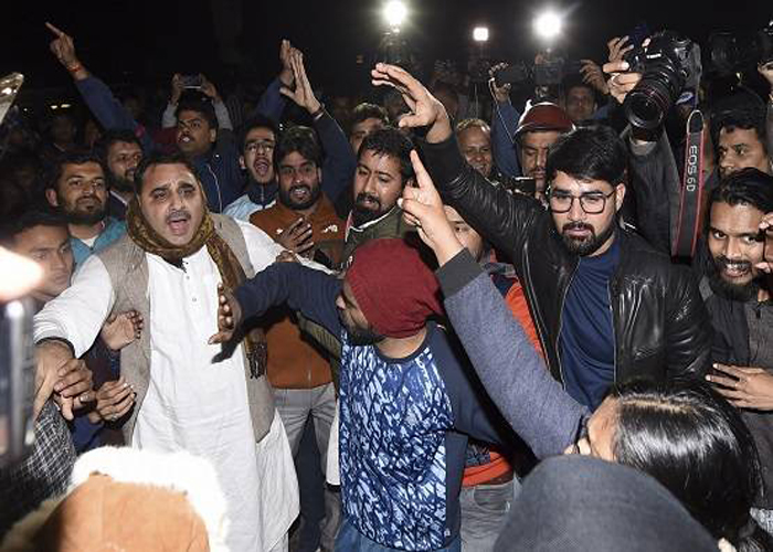 शाम होते ही कैसे JNU बना जंग का मैदान, देखें तस्वीरें शाम होते ही कैसे JNU बना जंग का मैदान, देखें तस्वीरें
