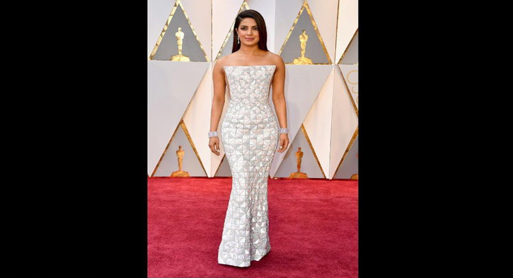 Pics: Oscars 2017 के रेड कार्पेट पर इस अंदाज में दिखे सितारे Pics: Oscars 2017 के रेड कार्पेट पर इस अंदाज में दिखे सितारे