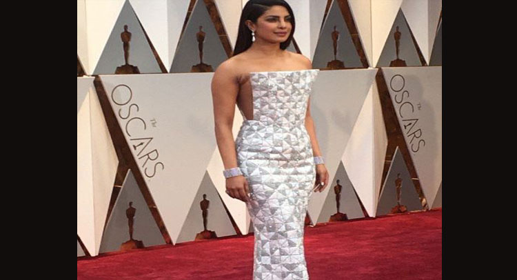 Pics: Oscars 2017 के रेड कार्पेट पर इस अंदाज में दिखे सितारे Pics: Oscars 2017 के रेड कार्पेट पर इस अंदाज में दिखे सितारे