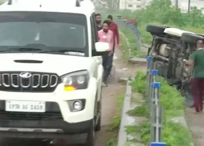एनकाउंटर में मारा गया विकास दुबे, जानें कैसे मोस्टवॉटेड हुआ ढेर, देखें तस्वीरें... एनकाउंटर में मारा गया विकास दुबे, जानें कैसे मोस्टवॉटेड हुआ ढेर, देखें तस्वीरें...