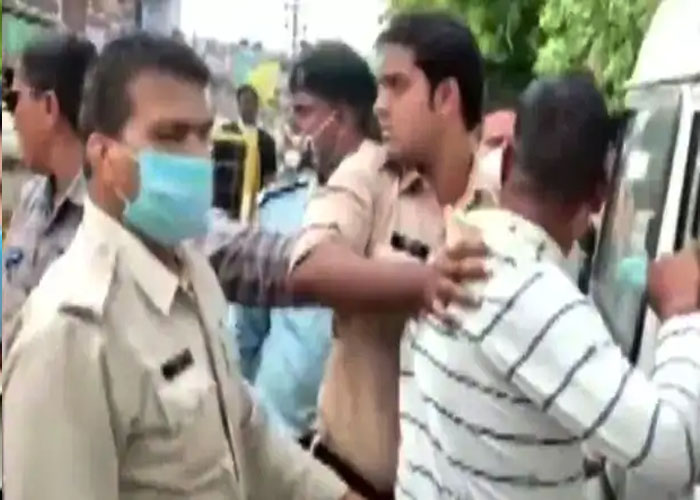 एनकाउंटर में मारा गया विकास दुबे, जानें कैसे मोस्टवॉटेड हुआ ढेर, देखें तस्वीरें... एनकाउंटर में मारा गया विकास दुबे, जानें कैसे मोस्टवॉटेड हुआ ढेर, देखें तस्वीरें...