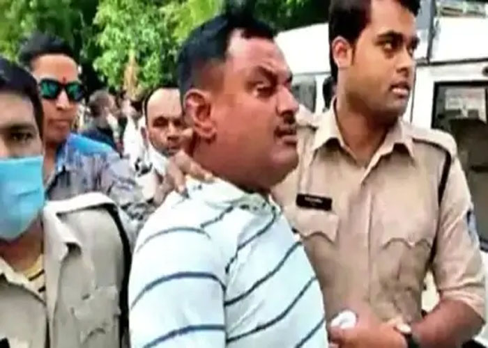 एनकाउंटर में मारा गया विकास दुबे, जानें कैसे मोस्टवॉटेड हुआ ढेर, देखें तस्वीरें... एनकाउंटर में मारा गया विकास दुबे, जानें कैसे मोस्टवॉटेड हुआ ढेर, देखें तस्वीरें...