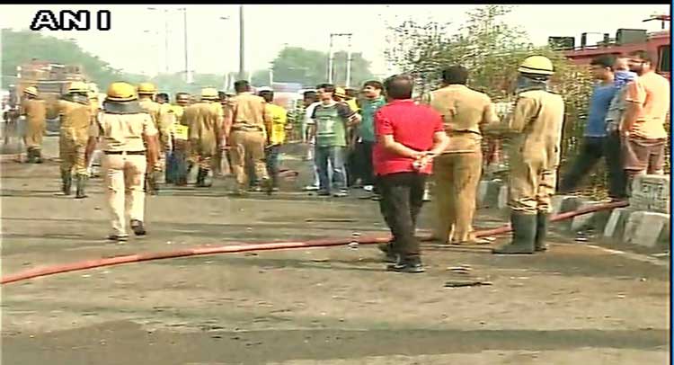 दिल्ली: मंगोलपुरी में तेल के गोदाम में लगी आग, फायर ब्रिगेड मौके पर दिल्ली: मंगोलपुरी में तेल के गोदाम में लगी आग, फायर ब्रिगेड मौके पर