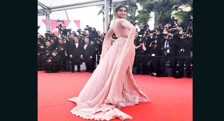 Cannes में इस तरह सोनम कपूर ने बिखेरा जलवा Cannes में इस तरह सोनम कपूर ने बिखेरा जलवा