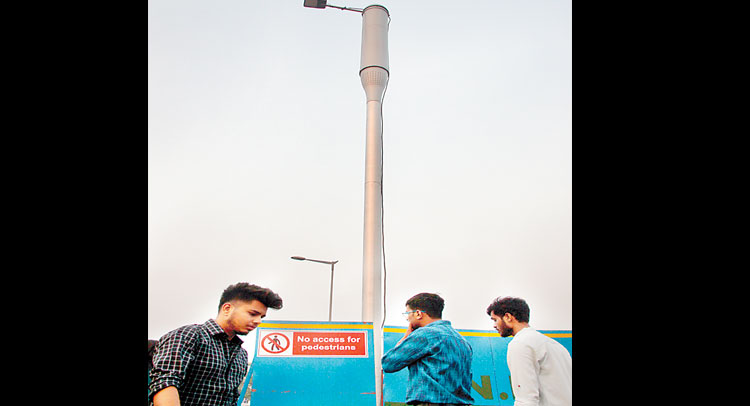 अब स्मार्ट खंभा बताएगा कितना खतरनाक है दिल्ली में प्रदूषण अब स्मार्ट खंभा बताएगा कितना खतरनाक है दिल्ली में प्रदूषण