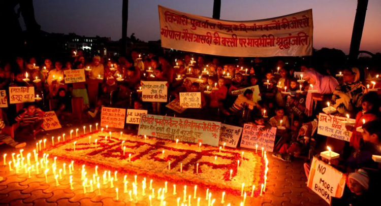 भोपाल गैस कांड : आज भी रुला देती हैं उस काली रात की भयावह तस्वीरें, देखें भोपाल गैस कांड : आज भी रुला देती हैं उस काली रात की भयावह तस्वीरें, देखें