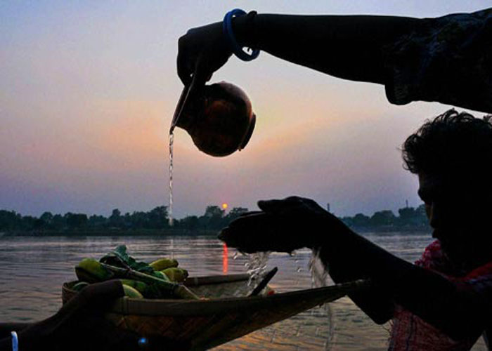  डूबते सूर्य को दियाअर्घ्य