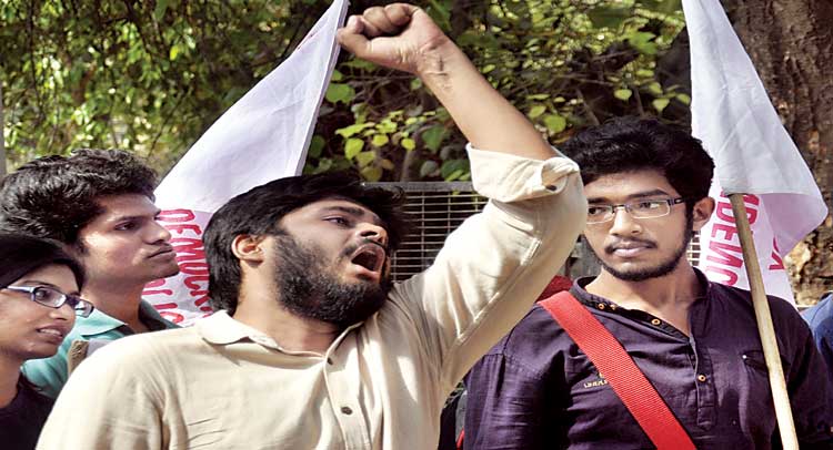 SFI ने डीयू में ऑफलाइन फॉर्म बंद करने के खिलाफ किया प्रदर्शन SFI ने डीयू में ऑफलाइन फॉर्म बंद करने के खिलाफ किया प्रदर्शन