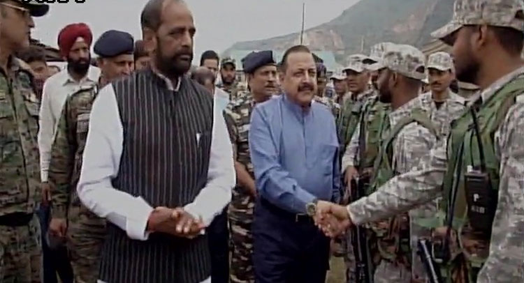J&K: BJP मंत्री जितेंद्र सिंह और हंसराज अहीर ने अमरनाथ यात्रा के श्रद्धालुओं से की मुलाकात J&K: BJP मंत्री जितेंद्र सिंह और हंसराज अहीर ने अमरनाथ यात्रा के श्रद्धालुओं से की मुलाकात