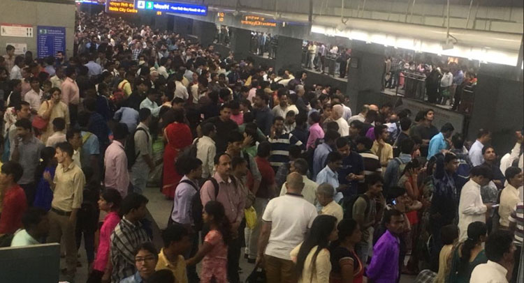 भैया दूज के मौके पर मेट्रो ने दिखाए नखरेे, तकनीकी खराबी से लोगों को हुई परेशानी भैया दूज के मौके पर मेट्रो ने दिखाए नखरेे, तकनीकी खराबी से लोगों को हुई परेशानी