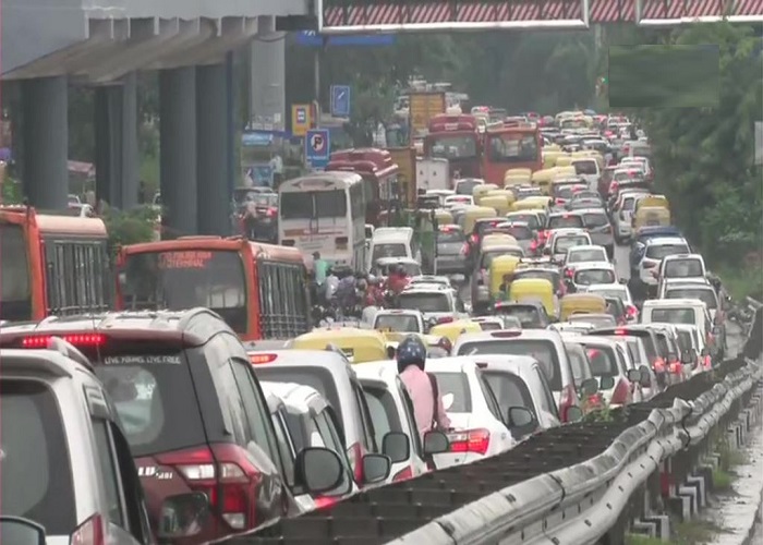 दिल्ली-गुरुग्राम का हाल बारिश से हुआ बुरा हाल, इलाकों में भरा पानी, ट्रैफिक जाम, देखें तस्वीरें... दिल्ली-गुरुग्राम का हाल बारिश से हुआ बुरा हाल, इलाकों में भरा पानी, ट्रैफिक जाम, देखें तस्वीरें...