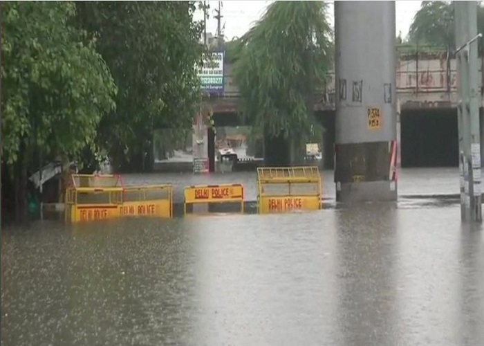 दिल्ली-गुरुग्राम का हाल बारिश से हुआ बुरा हाल, इलाकों में भरा पानी, ट्रैफिक जाम, देखें तस्वीरें... दिल्ली-गुरुग्राम का हाल बारिश से हुआ बुरा हाल, इलाकों में भरा पानी, ट्रैफिक जाम, देखें तस्वीरें...