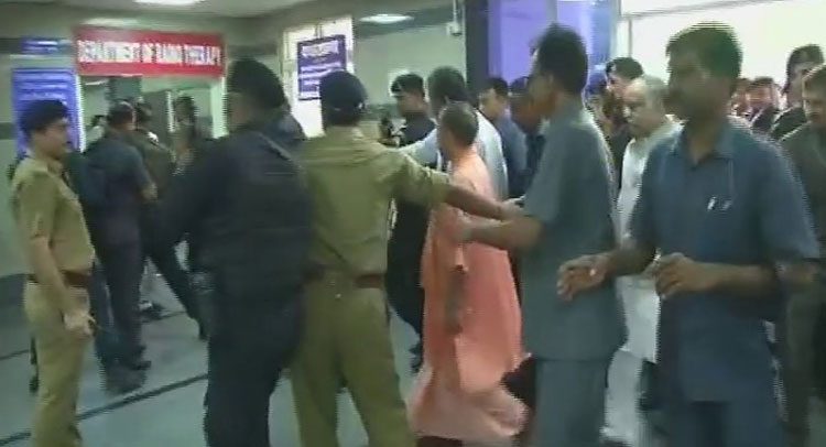 KGMU में लगी भीषण आग के बाद मरीजों से मिलने पहुंचे CM योगी, दिए जांच के आदेश KGMU में लगी भीषण आग के बाद मरीजों से मिलने पहुंचे CM योगी, दिए जांच के आदेश