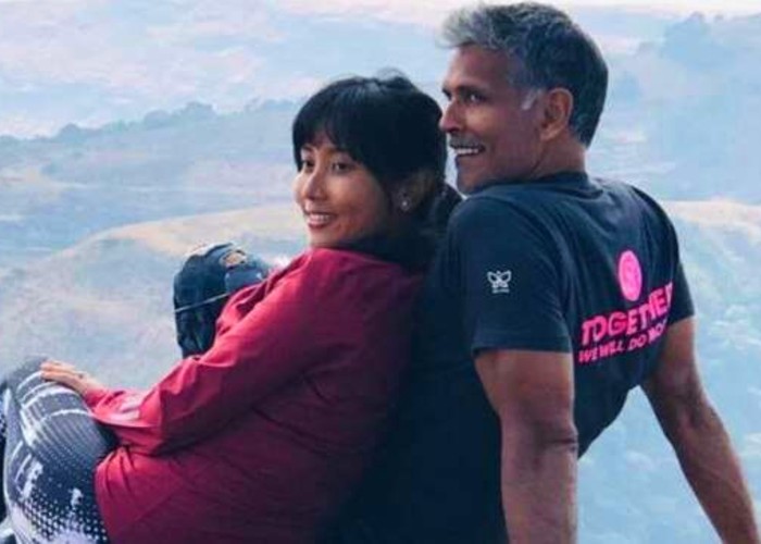 मिलिंद और उनकी पत्नी अंकिता का दिखा रोमांटिक अंदाज, किस करते हुए फोटो हुई वायरल मिलिंद और उनकी पत्नी अंकिता का दिखा रोमांटिक अंदाज, किस करते हुए फोटो हुई वायरल