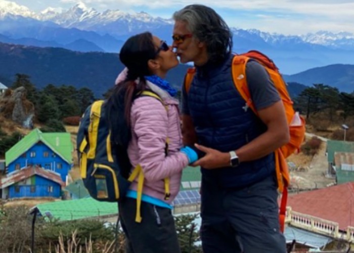 मिलिंद और उनकी पत्नी अंकिता का दिखा रोमांटिक अंदाज, किस करते हुए फोटो हुई वायरल मिलिंद और उनकी पत्नी अंकिता का दिखा रोमांटिक अंदाज, किस करते हुए फोटो हुई वायरल