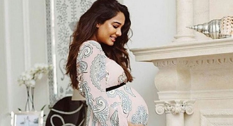 Pics: इस अंदाज में बेटे को लेकर घूमने निकली लीजा हेडन Pics: इस अंदाज में बेटे को लेकर घूमने निकली लीजा हेडन