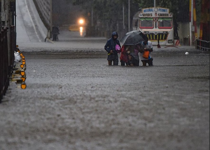 मुंबई में बारिश ने मचाया कहर, देखें भयावह तस्वीरें... मुंबई में बारिश ने मचाया कहर, देखें भयावह तस्वीरें...