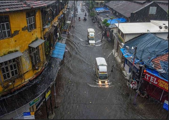 मुंबई में बारिश ने मचाया कहर, देखें भयावह तस्वीरें... मुंबई में बारिश ने मचाया कहर, देखें भयावह तस्वीरें...