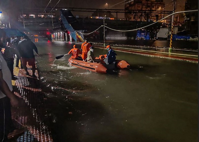 मुंबई में बारिश ने मचाया कहर, देखें भयावह तस्वीरें... मुंबई में बारिश ने मचाया कहर, देखें भयावह तस्वीरें...