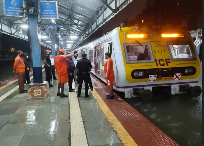 मुंबई में बारिश ने मचाया कहर, देखें भयावह तस्वीरें... मुंबई में बारिश ने मचाया कहर, देखें भयावह तस्वीरें...