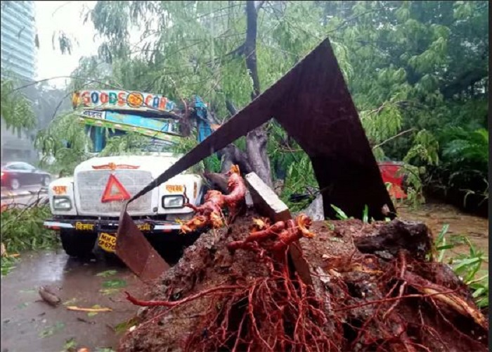 मुंबई में बारिश ने मचाया कहर, देखें भयावह तस्वीरें... मुंबई में बारिश ने मचाया कहर, देखें भयावह तस्वीरें...