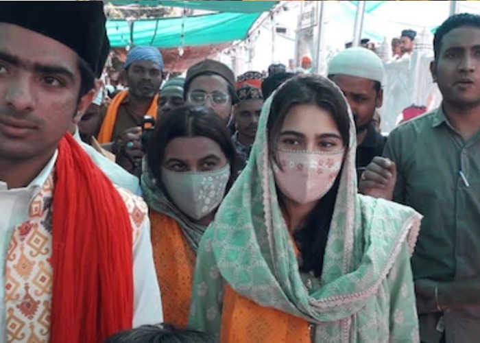 मां अमृता सिंह के साथ अजमेर शरीफ पहुंची सारा अली खान, देखें तस्वीरें मां अमृता सिंह के साथ अजमेर शरीफ पहुंची सारा अली खान, देखें तस्वीरें