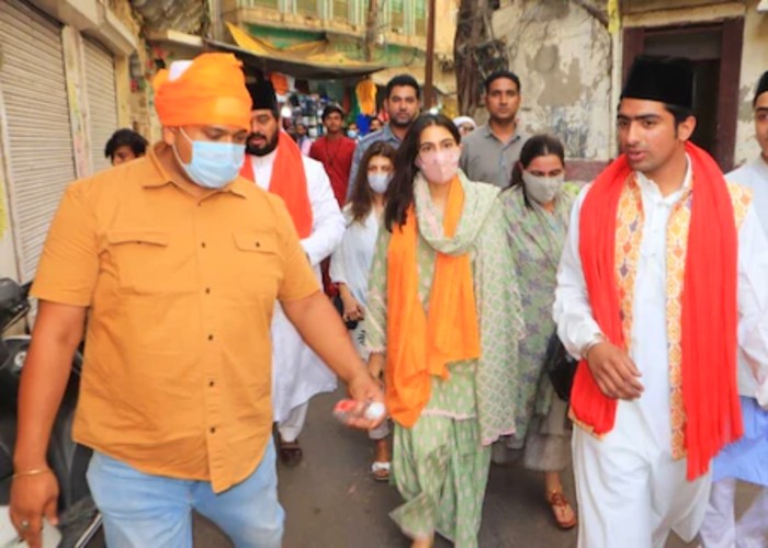 मां अमृता सिंह के साथ अजमेर शरीफ पहुंची सारा अली खान, देखें तस्वीरें मां अमृता सिंह के साथ अजमेर शरीफ पहुंची सारा अली खान, देखें तस्वीरें