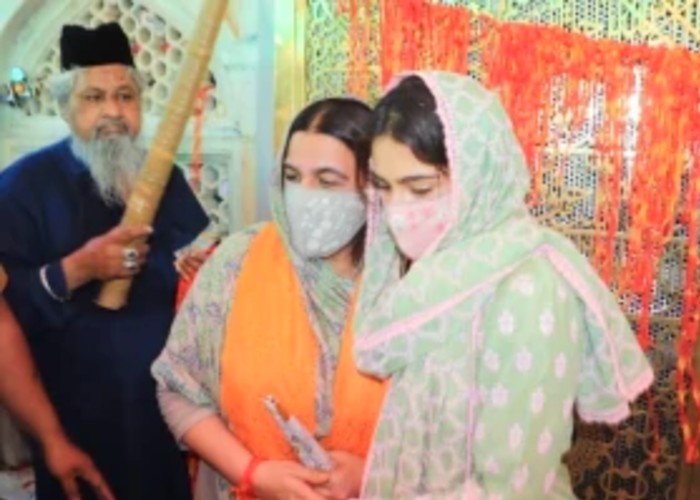 मां अमृता सिंह के साथ अजमेर शरीफ पहुंची सारा अली खान, देखें तस्वीरें मां अमृता सिंह के साथ अजमेर शरीफ पहुंची सारा अली खान, देखें तस्वीरें