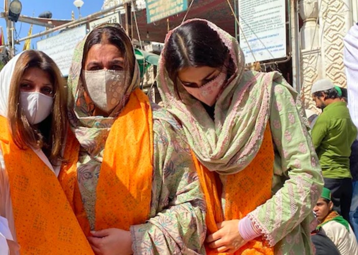 मां अमृता सिंह के साथ अजमेर शरीफ पहुंची सारा अली खान, देखें तस्वीरें मां अमृता सिंह के साथ अजमेर शरीफ पहुंची सारा अली खान, देखें तस्वीरें