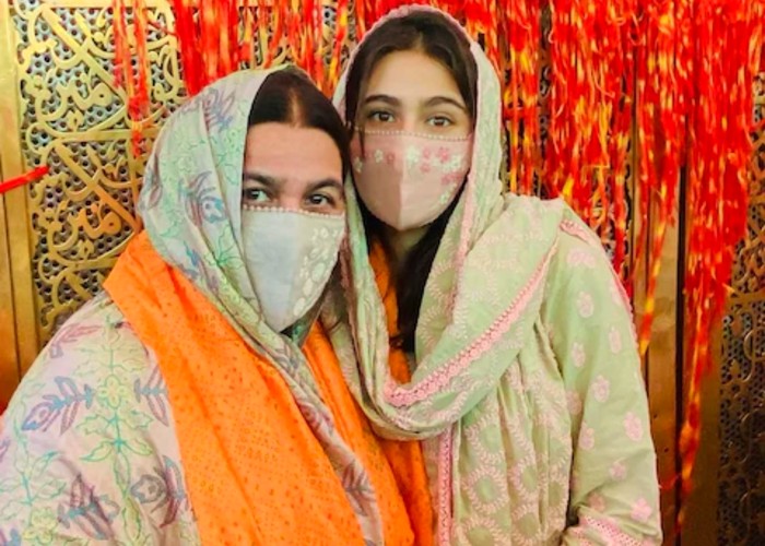मां अमृता सिंह के साथ अजमेर शरीफ पहुंची सारा अली खान, देखें तस्वीरें मां अमृता सिंह के साथ अजमेर शरीफ पहुंची सारा अली खान, देखें तस्वीरें
