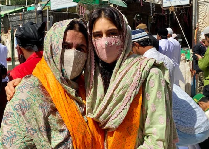 मां अमृता सिंह के साथ अजमेर शरीफ पहुंची सारा अली खान, देखें तस्वीरें मां अमृता सिंह के साथ अजमेर शरीफ पहुंची सारा अली खान, देखें तस्वीरें