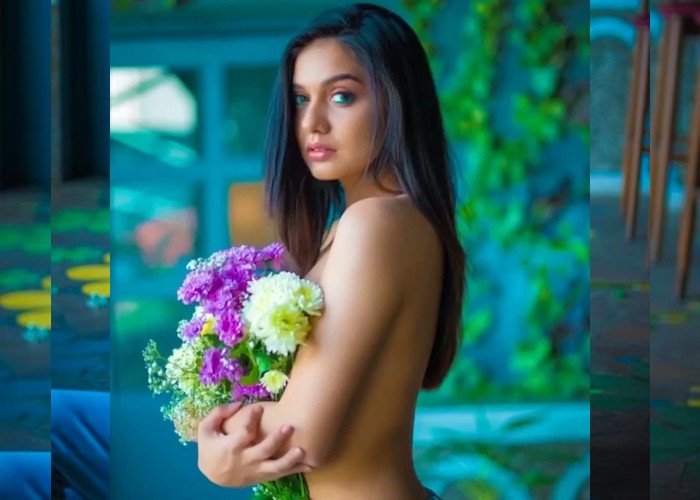 Ragini MMS Returns फेम एक्ट्रेस Divya Agarwal का टॉपलेस फोटोशूट हुआ वायरल, देखें तस्वीरें Ragini MMS Returns फेम एक्ट्रेस Divya Agarwal का टॉपलेस फोटोशूट हुआ वायरल, देखें तस्वीरें