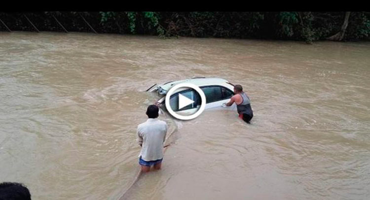 Video: महाराष्ट्र में आफत की बारिश, पानी में फंसे तीन लोगों की बचाई जान Video: महाराष्ट्र में आफत की बारिश, पानी में फंसे तीन लोगों की बचाई जान