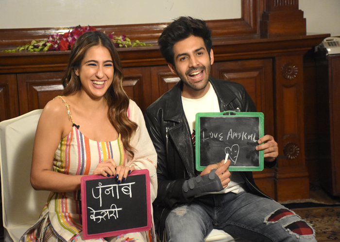 Love Aaj Kal के प्रमोशन के दौरान घूमर डांस करती नजर आईँ सारा अली खान, देखें Exclusive Pics Love Aaj Kal के प्रमोशन के दौरान घूमर डांस करती नजर आईँ सारा अली खान, देखें Exclusive Pics