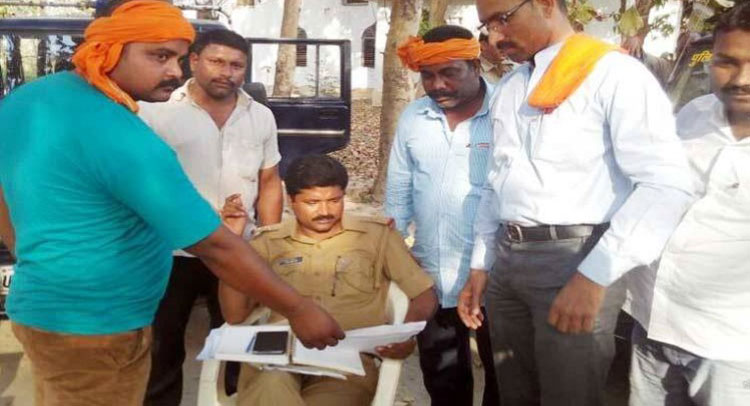 UP: हिंदू युवा वाहिनी ने धर्मांतरण पर काटा बवाल, बंद करवाई चर्च की प्रार्थना UP: हिंदू युवा वाहिनी ने धर्मांतरण पर काटा बवाल, बंद करवाई चर्च की प्रार्थना