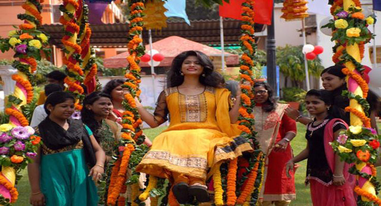 सारी परम्पराओं से परे होकर ओडिशा की महिलाएं मना रही हैं खुशियां, जानिए क्यों? सारी परम्पराओं से परे होकर ओडिशा की महिलाएं मना रही हैं खुशियां, जानिए क्यों?