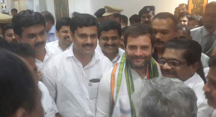 केरल मामले का आरोपी राहुल गांधी का करीबी, फोटो वायरल केरल मामले का आरोपी राहुल गांधी का करीबी, फोटो वायरल