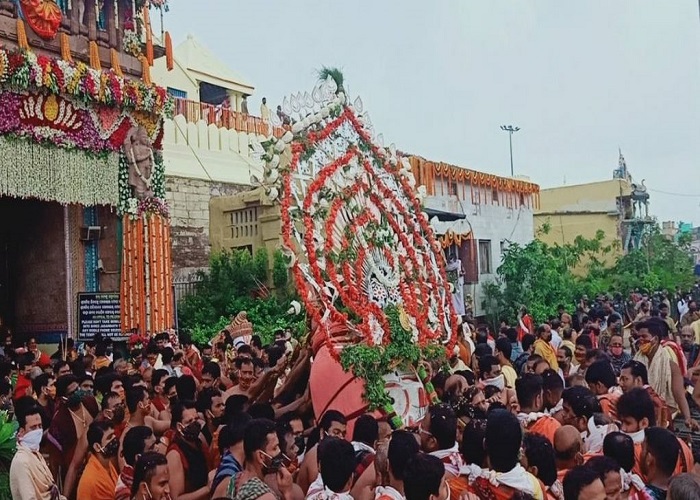 लॉकडाउन के बीच ऐसे निकली भगवान जगन्नाथ की रथ यात्रा, यहां देखें फोटो लॉकडाउन के बीच ऐसे निकली भगवान जगन्नाथ की रथ यात्रा, यहां देखें फोटो