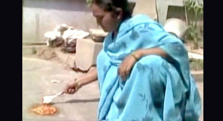 हे भगवान! इतनी गर्मी कि फर्श पर ही बना लिया ऑमलेट हे भगवान! इतनी गर्मी कि फर्श पर ही बना लिया ऑमलेट