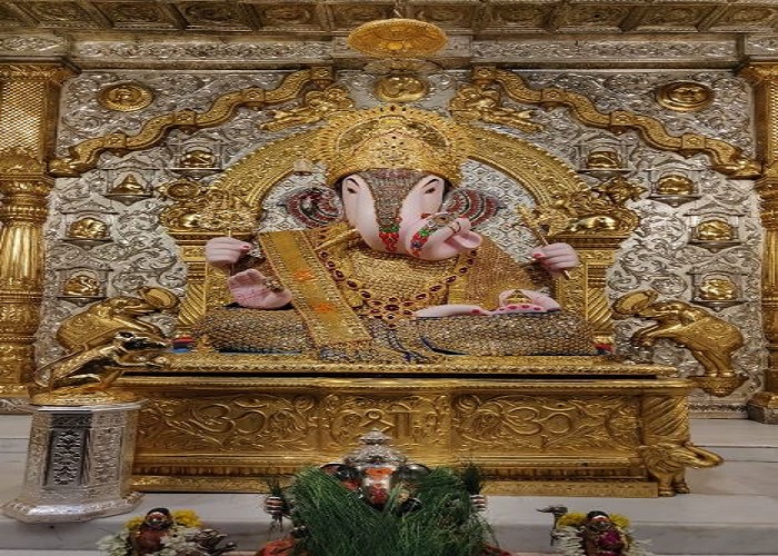 तस्वीरों में कीजिए, सिद्धिविनायक मंदिर से लेकर लालबाग के राजा के पंडाल में बप्पा के दर्शन... तस्वीरों में कीजिए, सिद्धिविनायक मंदिर से लेकर लालबाग के राजा के पंडाल में बप्पा के दर्शन...