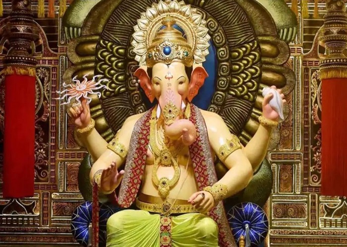 तस्वीरों में कीजिए, सिद्धिविनायक मंदिर से लेकर लालबाग के राजा के पंडाल में बप्पा के दर्शन... तस्वीरों में कीजिए, सिद्धिविनायक मंदिर से लेकर लालबाग के राजा के पंडाल में बप्पा के दर्शन...