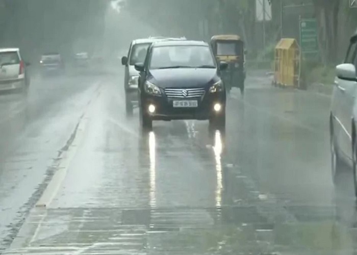 दिल्ली-एनसीआर में सुहाना हुआ मौसम, कई इलाकों में हुई हल्की बारिश, देखें तस्वीरें दिल्ली-एनसीआर में सुहाना हुआ मौसम, कई इलाकों में हुई हल्की बारिश, देखें तस्वीरें