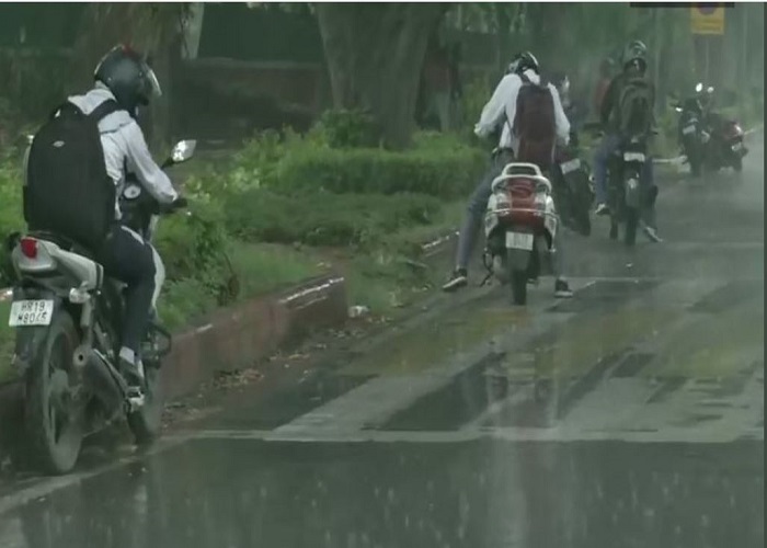 दिल्ली-एनसीआर में सुहाना हुआ मौसम, कई इलाकों में हुई हल्की बारिश, देखें तस्वीरें दिल्ली-एनसीआर में सुहाना हुआ मौसम, कई इलाकों में हुई हल्की बारिश, देखें तस्वीरें