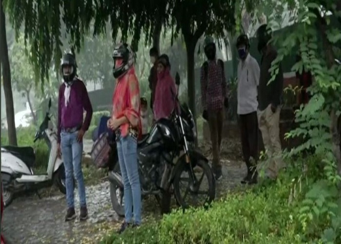 दिल्ली-एनसीआर में सुहाना हुआ मौसम, कई इलाकों में हुई हल्की बारिश, देखें तस्वीरें दिल्ली-एनसीआर में सुहाना हुआ मौसम, कई इलाकों में हुई हल्की बारिश, देखें तस्वीरें