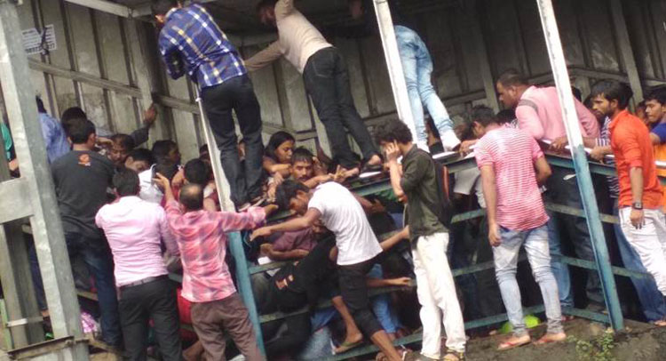 मुंबई भगदड़ से आहत हुए बॉलीवुड सितारे, सोशल मीडिया के जरिए जताया शोक मुंबई भगदड़ से आहत हुए बॉलीवुड सितारे, सोशल मीडिया के जरिए जताया शोक