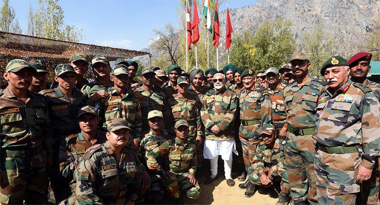 जवानों के साथ दिवाली मनाने LoC पहुंचे PM मोदी, कहा- मेरे परिवार की तरह हैं सैनिक जवानों के साथ दिवाली मनाने LoC पहुंचे PM मोदी, कहा- मेरे परिवार की तरह हैं सैनिक